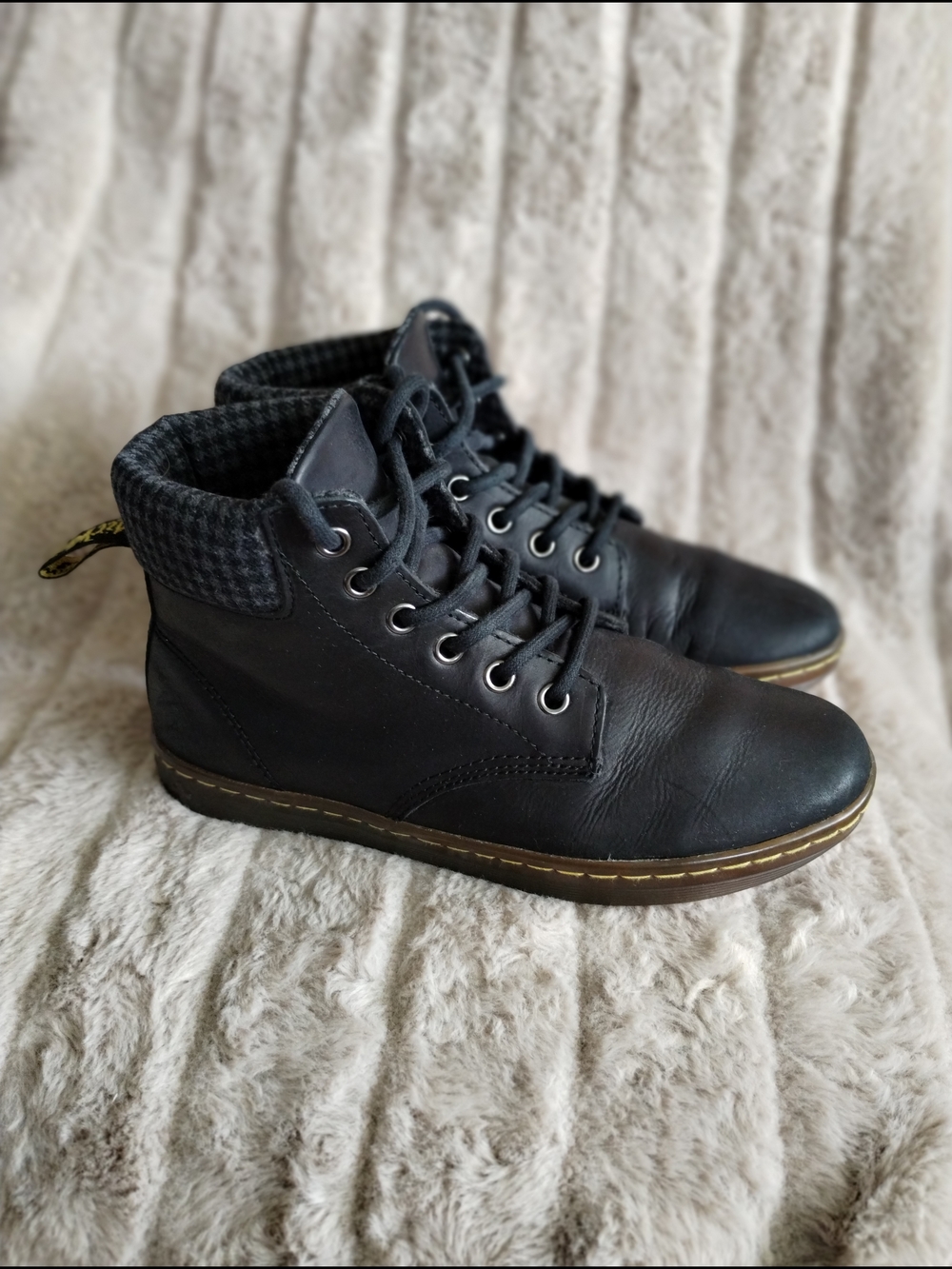 Dr. Martens Mally Black Leather Ankle Boots Women’s 6 US EU 37 Fur Lined Lace Up
